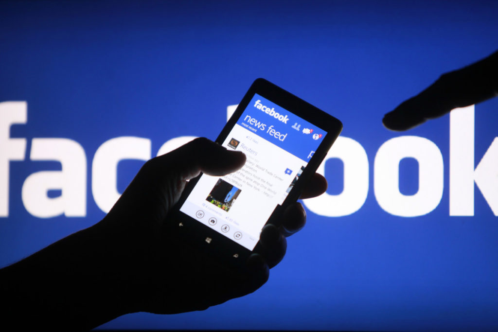 A smartphone user shows the Facebook application on his phone in the central Bosnian town of Zenica, in this photo illustration, May 2, 2013. Facebook Inc's mobile advertising revenue growth gained momentum in the first three months of the year as the social network sold more ads to users on smartphones and tablets, partially offsetting higher spending which weighed on profits. REUTERS/Dado Ruvic (BOSNIA AND HERZEGOVINA - Tags: SOCIETY SCIENCE TECHNOLOGY BUSINESS) - RTXZ81J